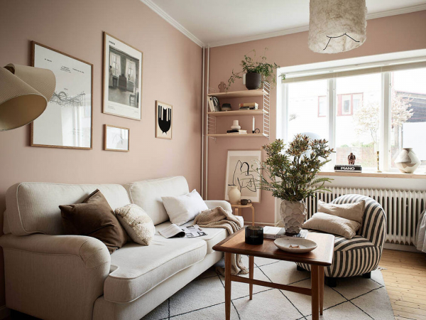 Компактная девичья квартира с розовой гостиной и зелёной спальней (30 кв. м)