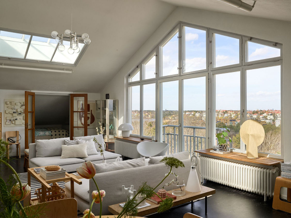 Мансардная квартира с панорамным окном в пригороде Стокгольма