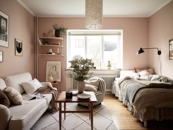 Компактная девичья квартира с розовой гостиной и зелёной спальней (30 кв. м)