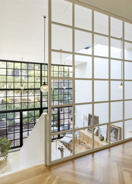 Второй свет и роскошные индустриальные окна в дизайне таунхауса в Бруклине