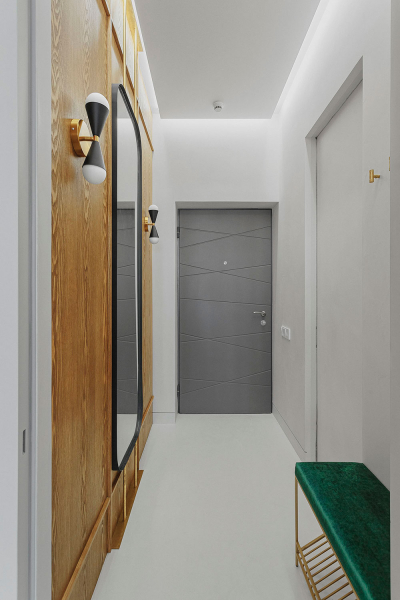 Изумрудные акценты и интересный комод: необычный дизайн небольшой квартиры в Одессе (50 кв. м)