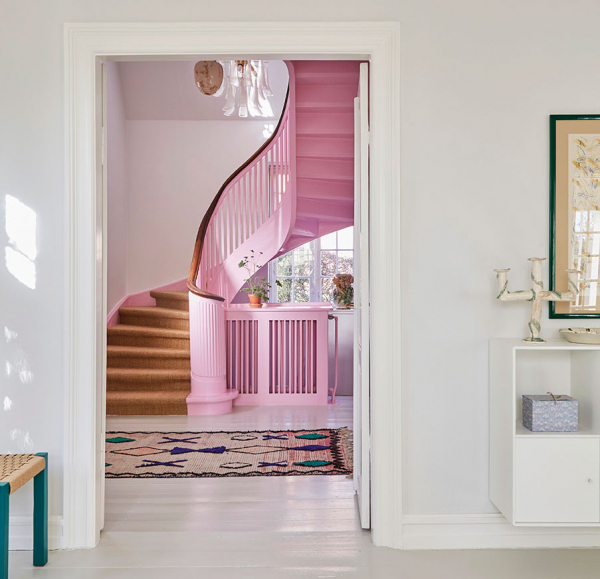 Солнечная и элегантная датская вилла с розовой лестницей