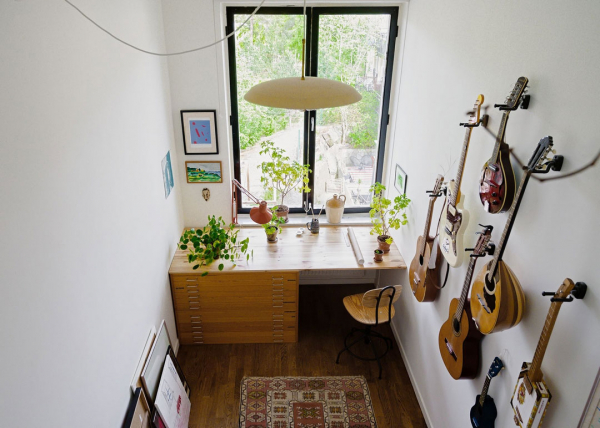 Живые растения, штукатурка на стенах и черная спальня: живой лофт в Стокгольме