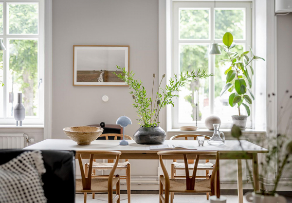 Интересная шведская квартира с необычной кухней и спальней на полууровне (65 кв. м)
