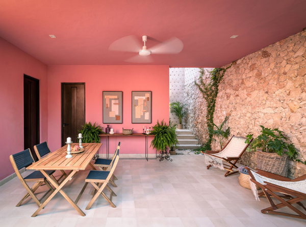 Розовый фасад и традиционные интерьер из камня: вилла в Мексике