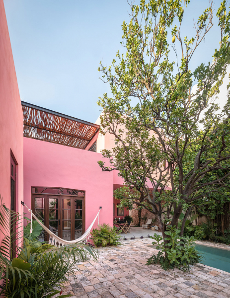 Розовый фасад и традиционные интерьер из камня: вилла в Мексике