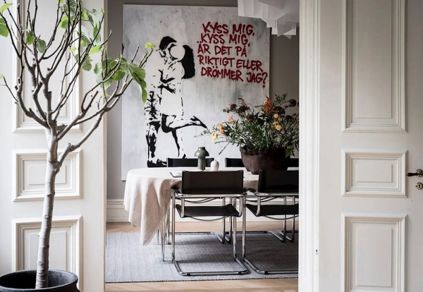 Картины в классических рамах и современный декор: красивая квартира в Гётеборге