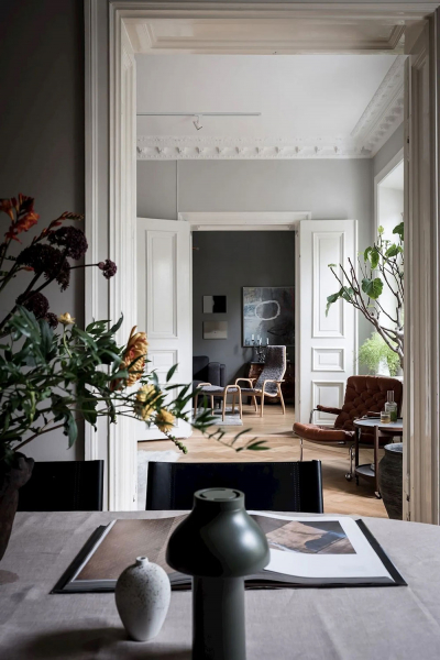 Картины в классических рамах и современный декор: красивая квартира в Гётеборге