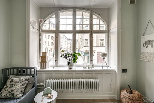 Арочные окна и гостиная с голубыми стенами: квартира в Стокгольме (90 кв. м)