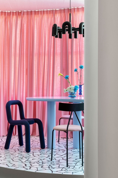 Красочный дизайн квартиры в культовом доме в Мадриде