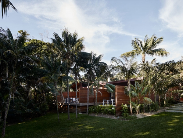 Чёрные контрасты и нотки mid century: курортный дом на острове в Австралии