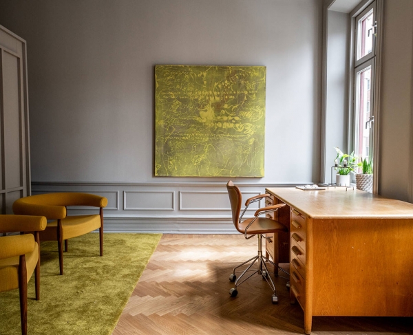 Оттенки серого в дизайне изысканной квартиры в Гетеборге